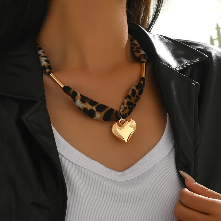 Écharpe/collier motif léopard Wild Heart avec pendentif cœur doré - image 3