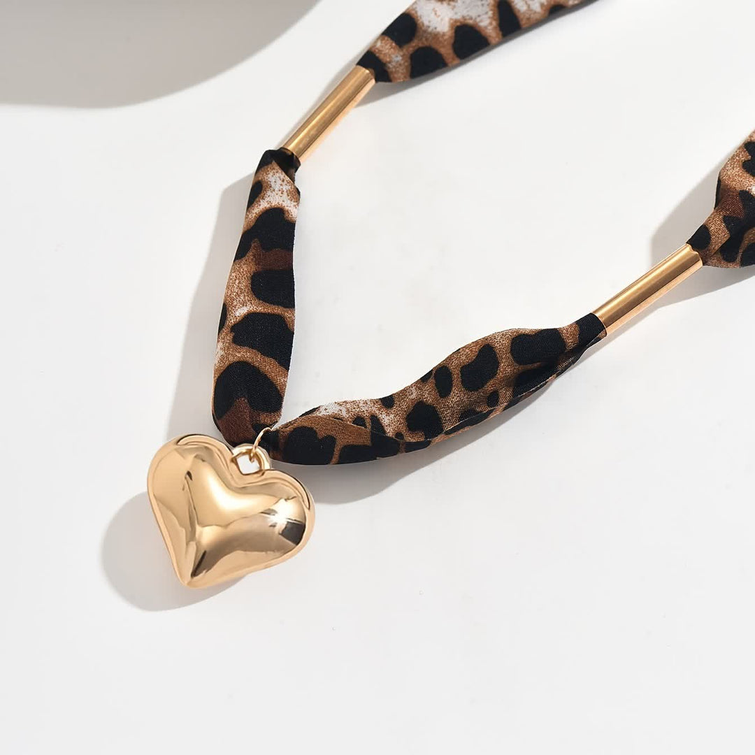 Écharpe/collier motif léopard Wild Heart avec pendentif cœur doré - image 2