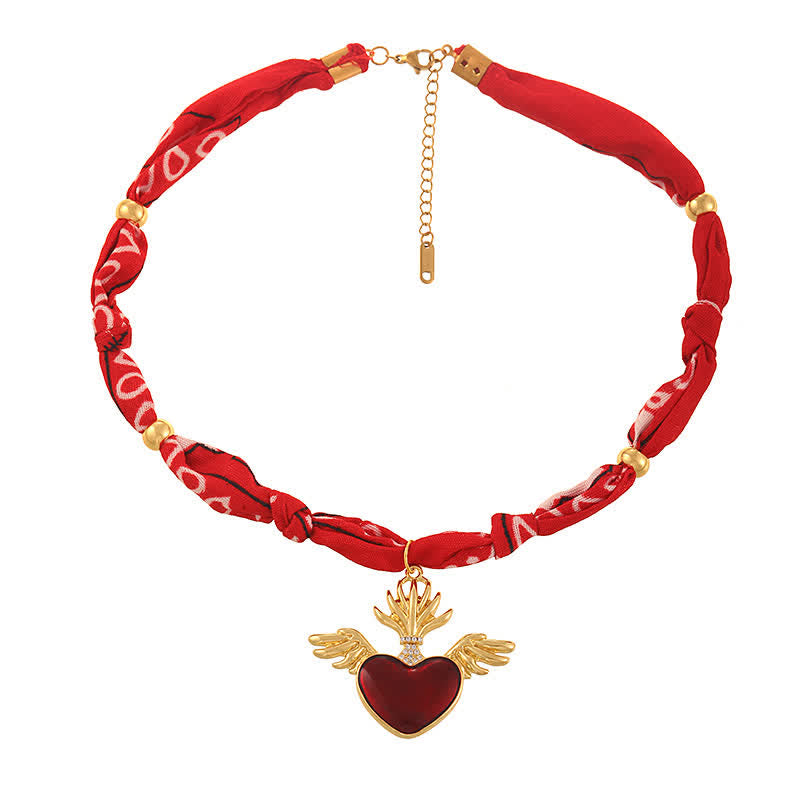 Collier foulard vintage rouge bandana orné d'un cœur sacré ailé et d'un pendentif en forme de bandana. - image 1