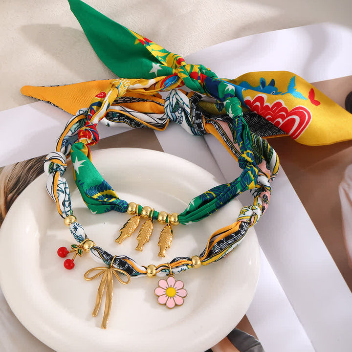 Collier foulard tropical pop avec breloque poisson rouge et fleur de cerisier - image 1