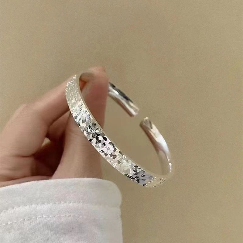 Bracelet jonc ouvert ajustable argenté à texture de glace pilée pour femme - Style n° 1 - image 1
