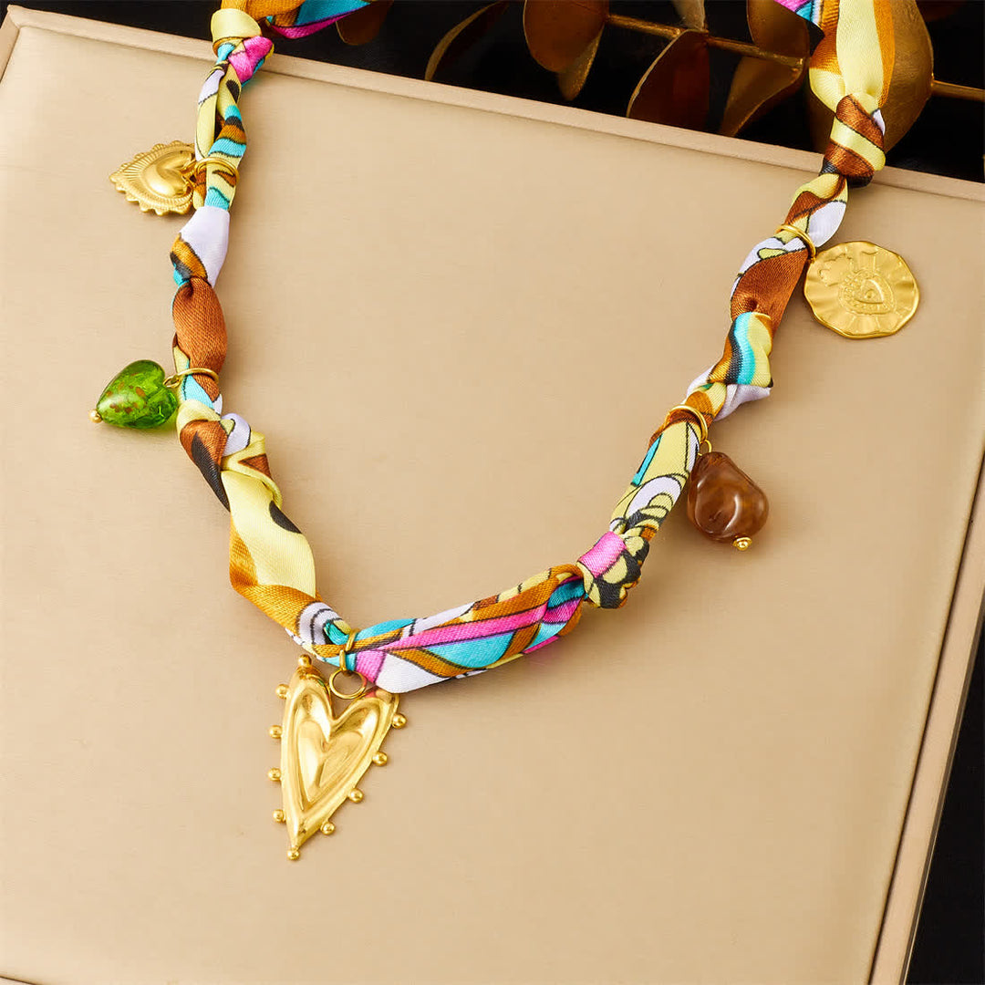 Collier foulard coloré noué à la main avec pendentif cœur doré - image 2