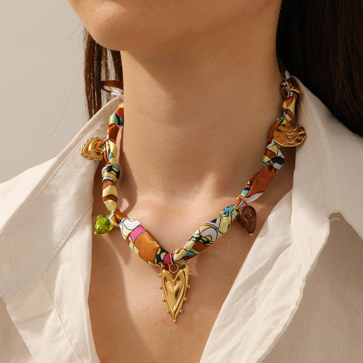 Collier foulard coloré noué à la main avec pendentif cœur doré - Jaune - image 0
