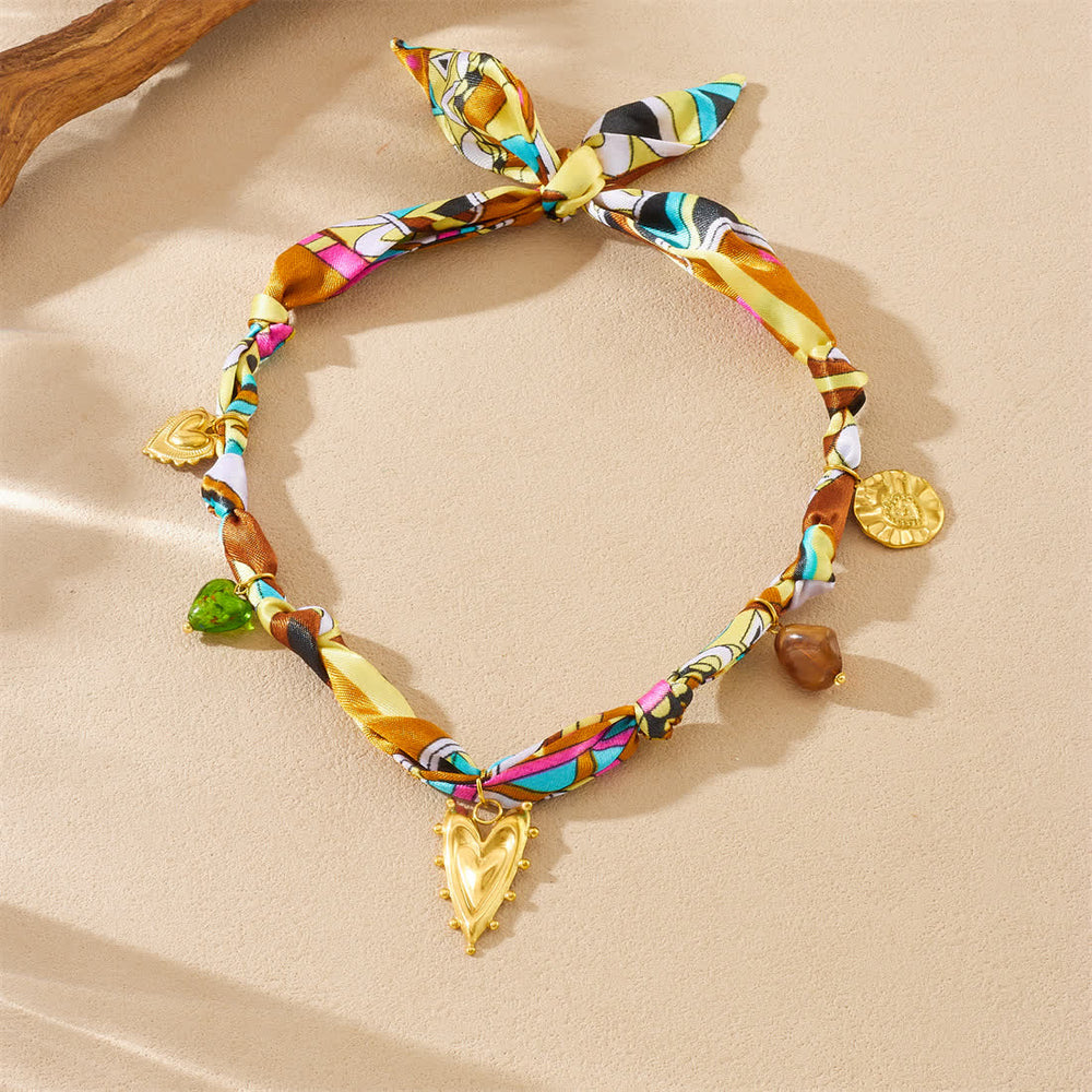 Collier foulard coloré noué à la main avec pendentif cœur doré - image 1
