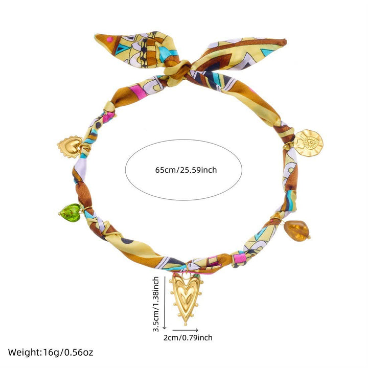 Collier foulard coloré noué à la main avec pendentif cœur doré - image 3