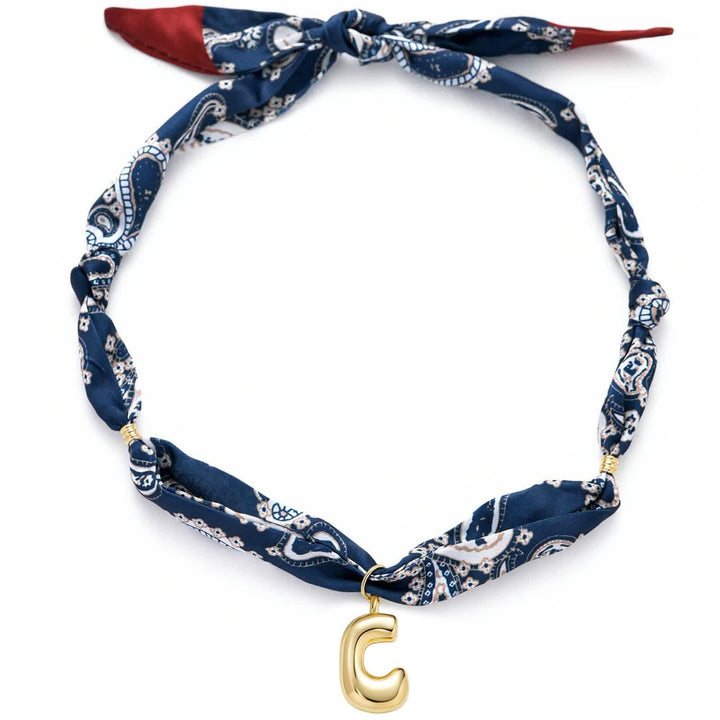 Collier foulard bandana bleu marine à motifs cachemire avec pendentif lettre initiale en forme de bulle dorée - C - image 7