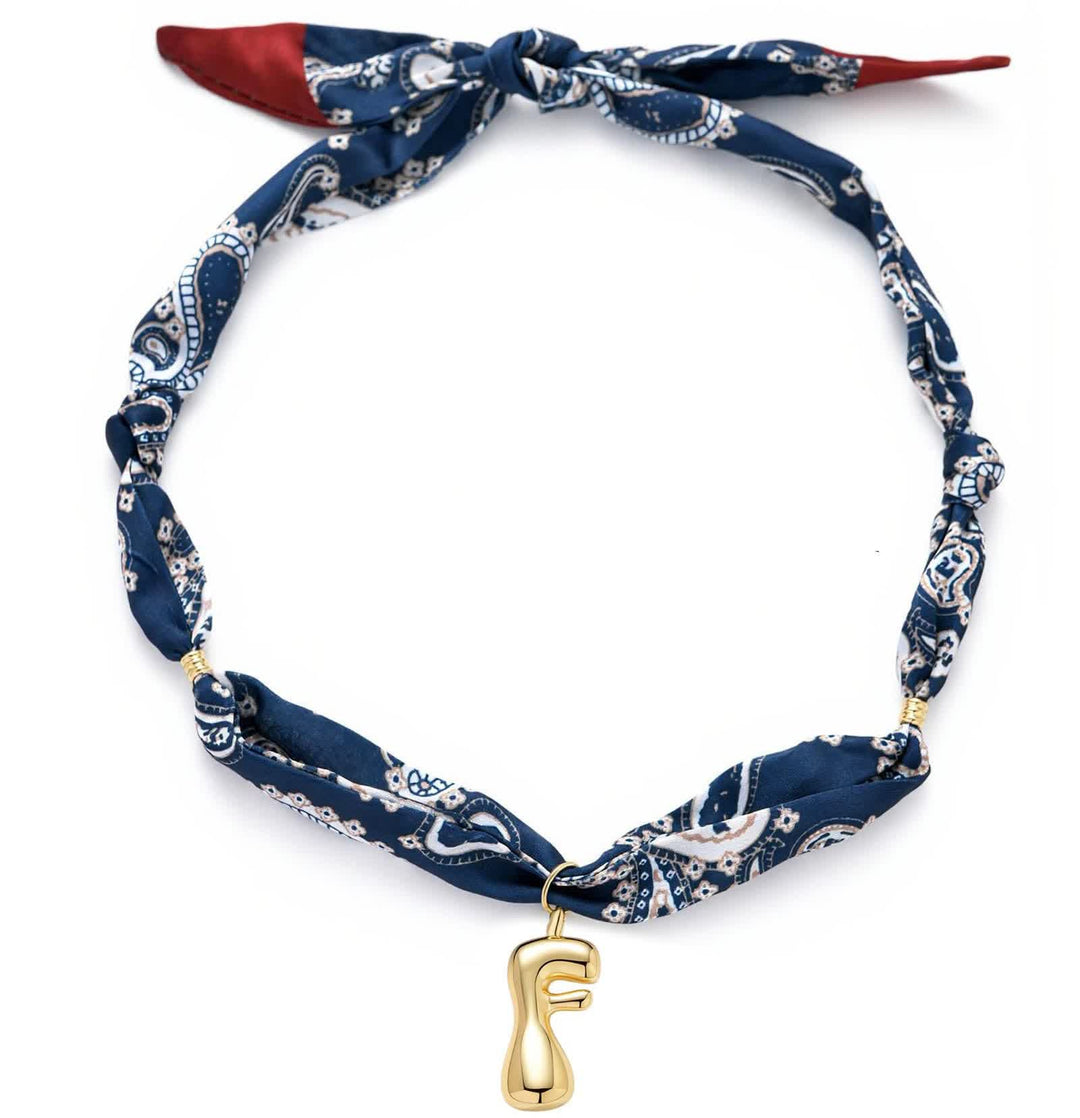 Collier foulard bandana bleu marine à motifs cachemire avec pendentif lettre initiale en forme de bulle dorée - F - image 10