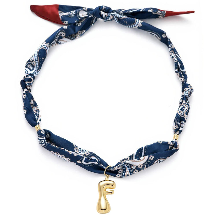 Collier foulard bandana bleu marine à motifs cachemire avec pendentif lettre initiale en forme de bulle dorée - F - image 10