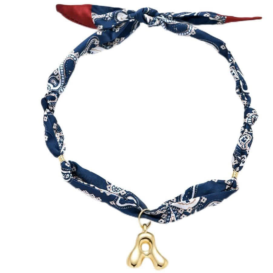 Collier foulard bandana bleu marine à motifs cachemire avec pendentif lettre initiale en forme de bulle dorée - image 2