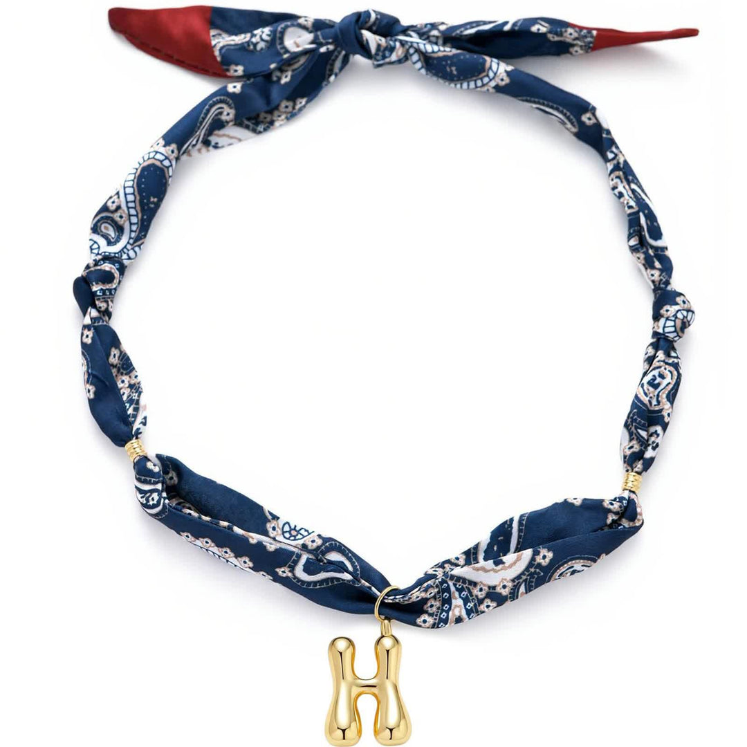 Collier foulard bandana bleu marine à motifs cachemire avec pendentif lettre initiale en forme de bulle dorée - H - image 12