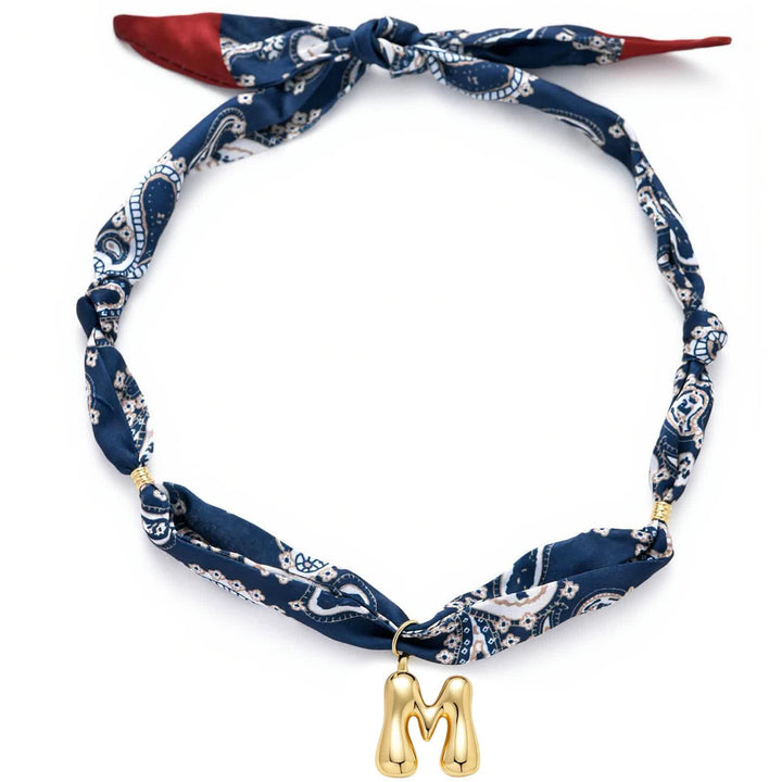 Collier foulard bandana bleu marine à motifs cachemire avec pendentif lettre initiale en forme de bulle dorée - M - image 17