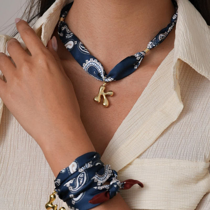 Collier foulard bandana bleu marine à motifs cachemire avec pendentif lettre initiale en forme de bulle dorée - image 3