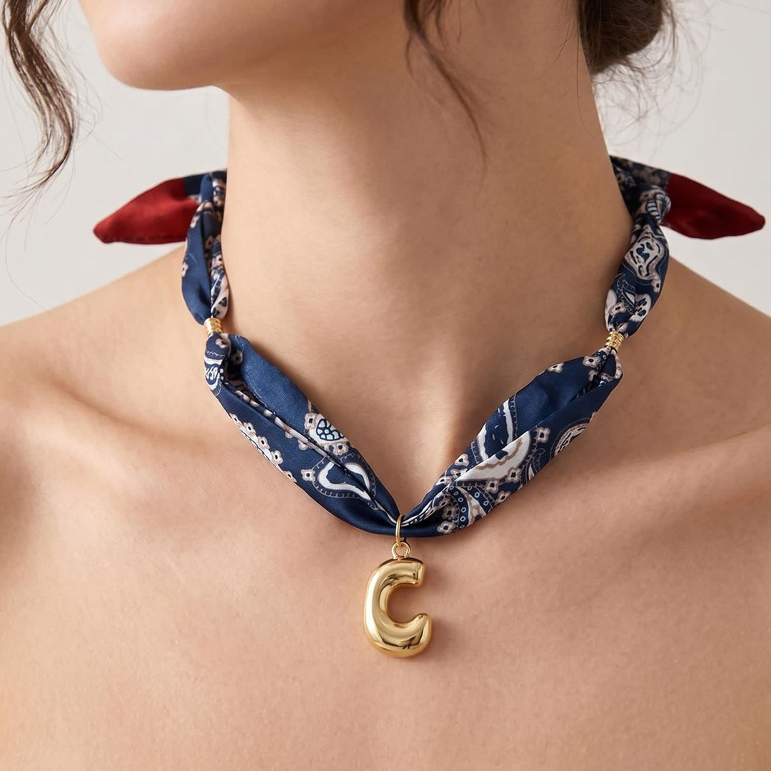 Collier foulard bandana bleu marine à motifs cachemire avec pendentif lettre initiale en forme de bulle dorée - image 4