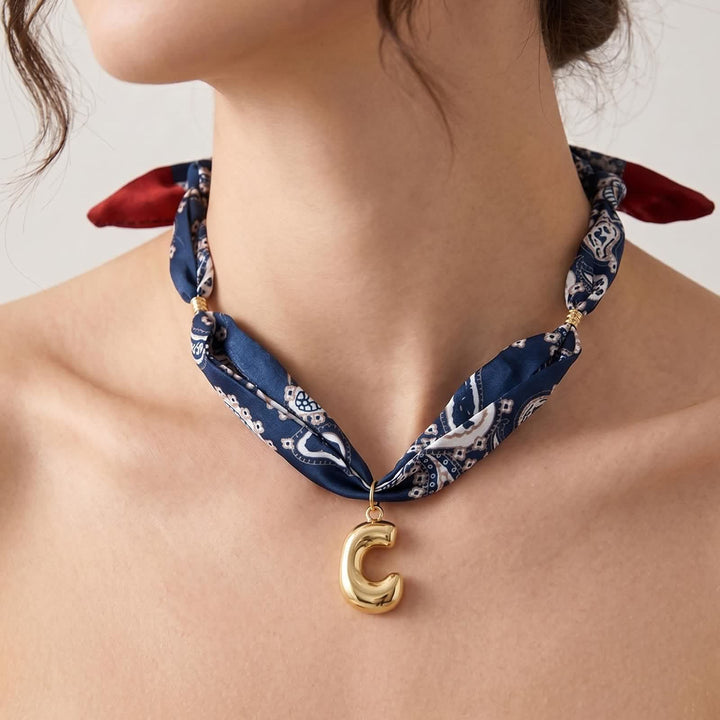 Collier foulard bandana bleu marine à motifs cachemire avec pendentif lettre initiale en forme de bulle dorée - image 4