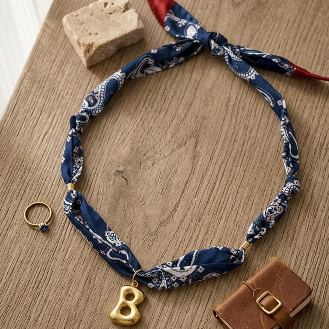 Collier foulard bandana bleu marine à motifs cachemire avec pendentif lettre initiale en forme de bulle dorée - image 1