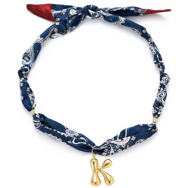Collier foulard bandana bleu marine à motifs cachemire avec pendentif lettre initiale en forme de bulle dorée - K - image 15