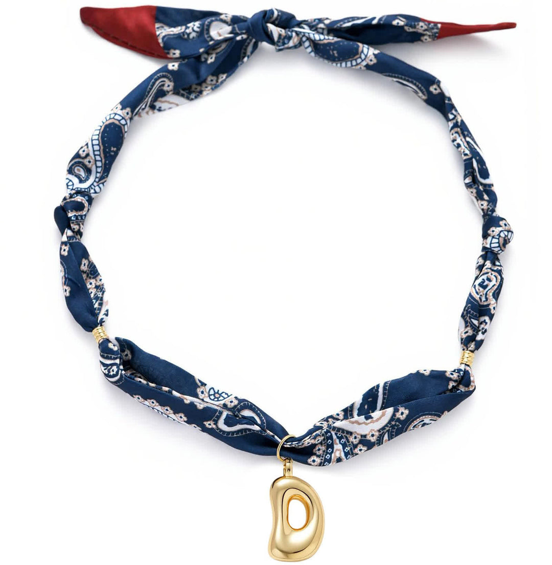 Collier foulard bandana bleu marine à motifs cachemire avec pendentif lettre initiale en forme de bulle dorée - D - image 8