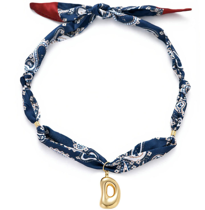 Collier foulard bandana bleu marine à motifs cachemire avec pendentif lettre initiale en forme de bulle dorée - D - image 8