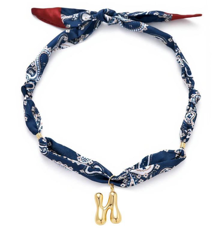 Collier foulard bandana bleu marine à motifs cachemire avec pendentif lettre initiale en forme de bulle dorée - N - image 18