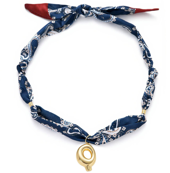 Collier foulard bandana bleu marine à motifs cachemire avec pendentif lettre initiale en forme de bulle dorée - Q - image 21