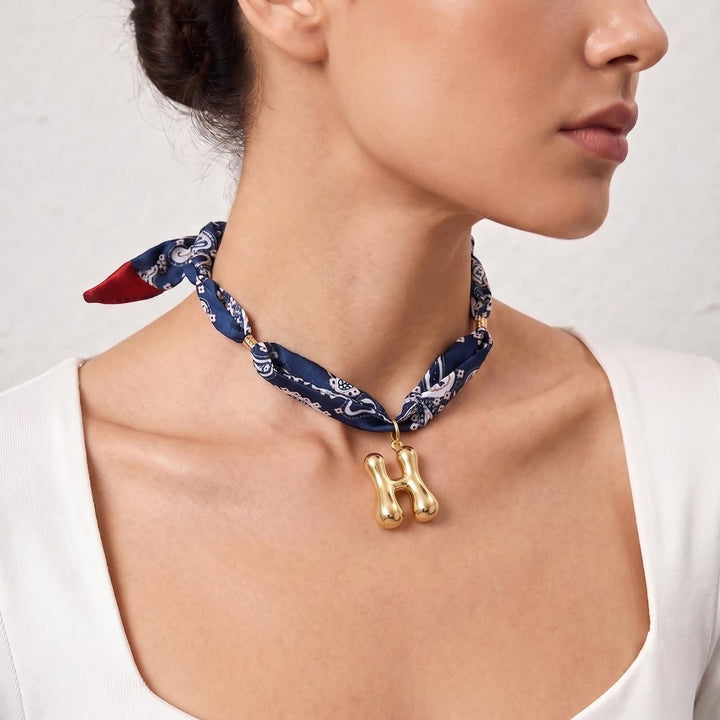 Collier foulard bandana bleu marine à motifs cachemire avec pendentif lettre initiale en forme de bulle dorée - image 5