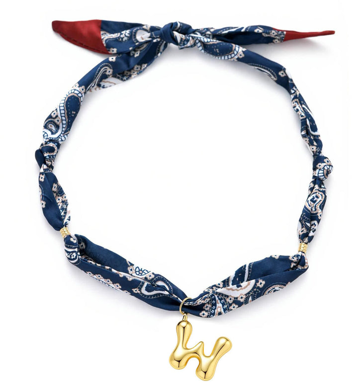 Collier foulard bandana bleu marine à motifs cachemire avec pendentif lettre initiale en forme de bulle dorée - W - image 27