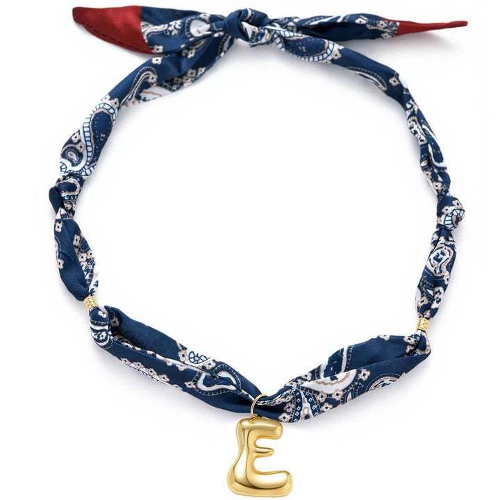 Collier foulard bandana bleu marine à motifs cachemire avec pendentif lettre initiale en forme de bulle dorée - E - image 9