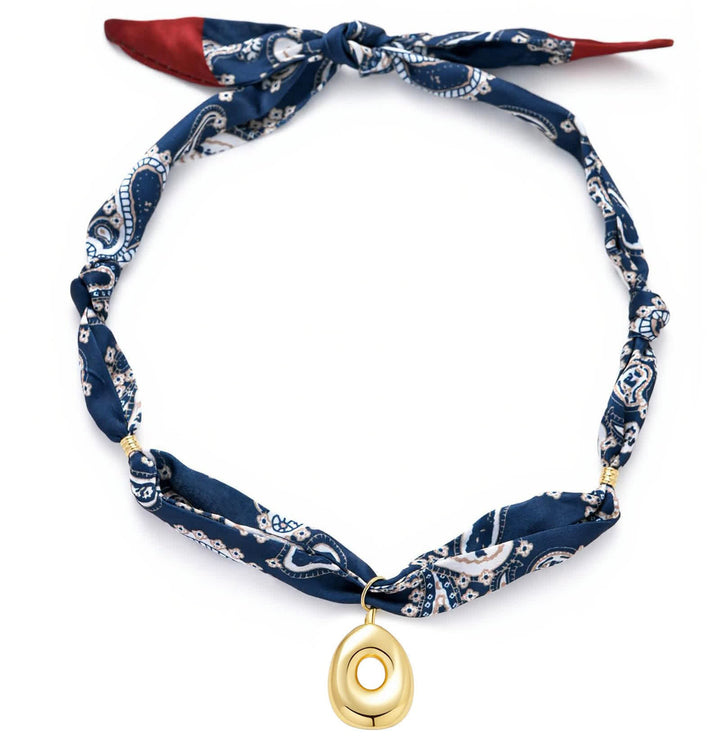Collier foulard bandana bleu marine à motifs cachemire avec pendentif lettre initiale en forme de bulle dorée - O - image 19