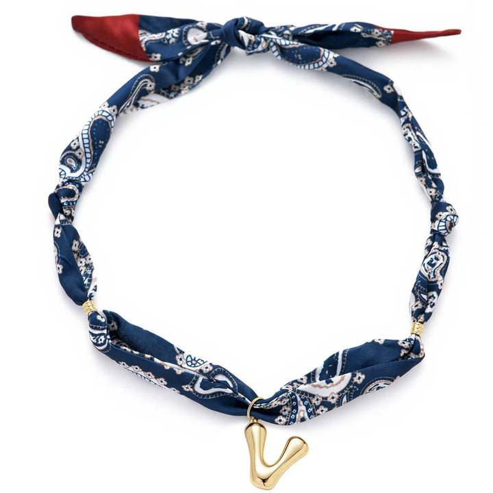 Collier foulard bandana bleu marine à motifs cachemire avec pendentif lettre initiale en forme de bulle dorée - V - image 26