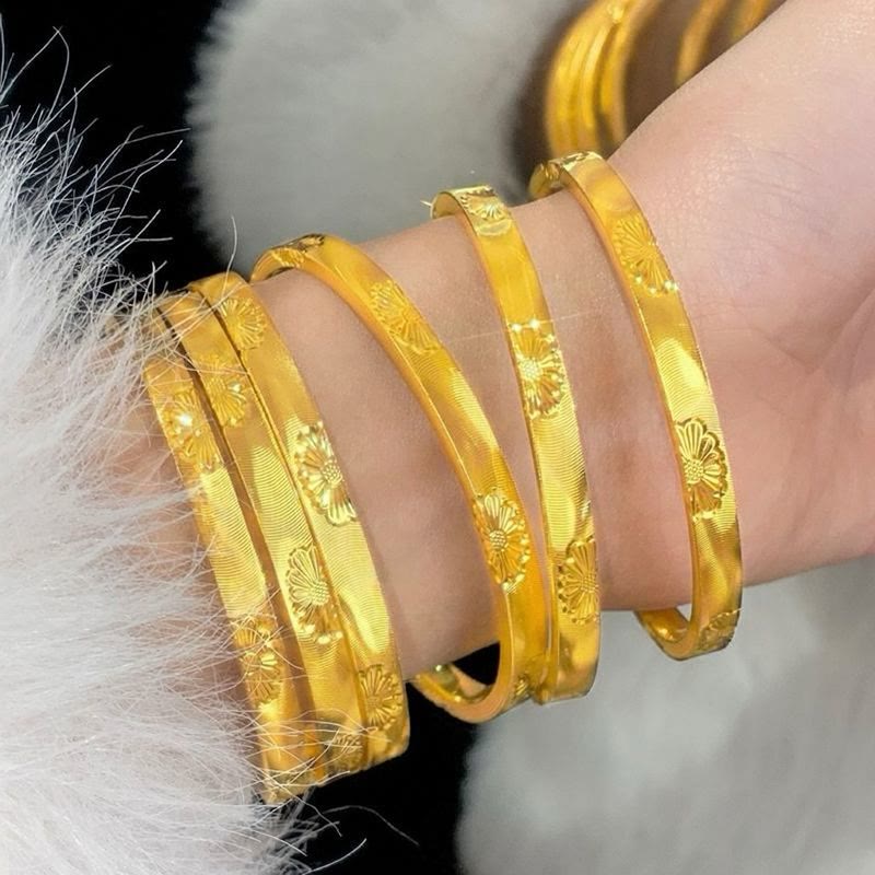 Bracelet jonc fermé doré à motif marguerite et texture œil-de-chat pour femme - image 4