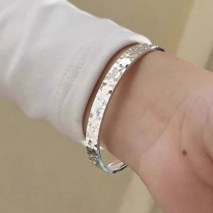 Bracelet jonc ouvert ajustable argenté à texture de glace pilée pour femme - image 4