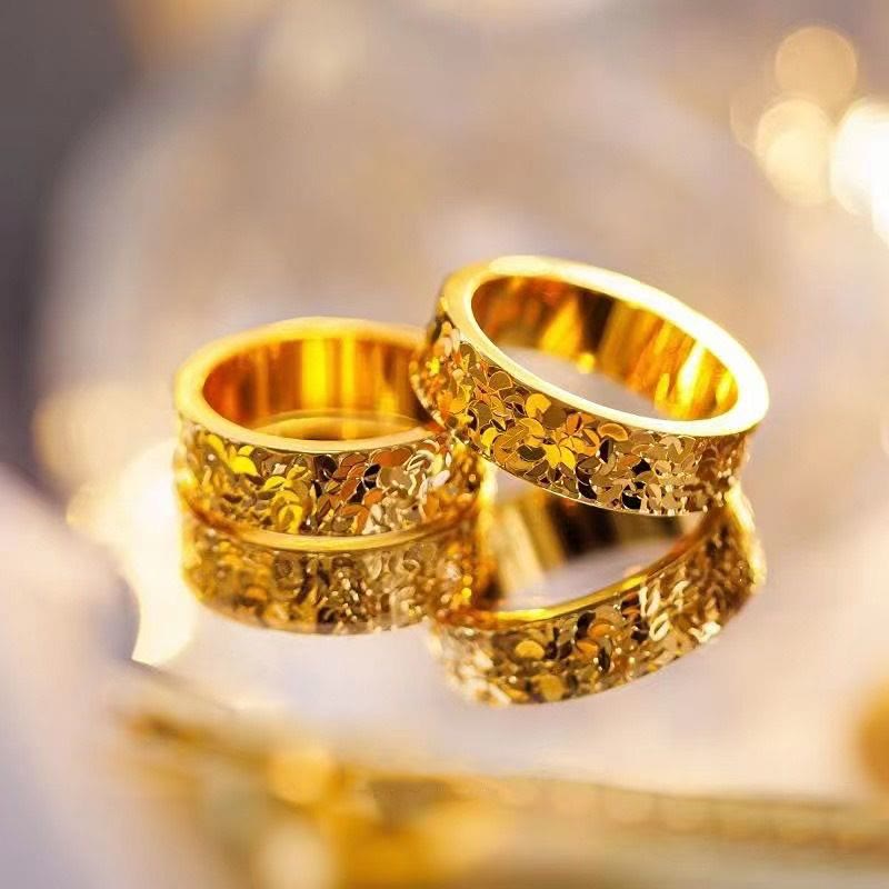 Bague en acier titane texturé effet glace pilée, anneau doré pour femme - image 1
