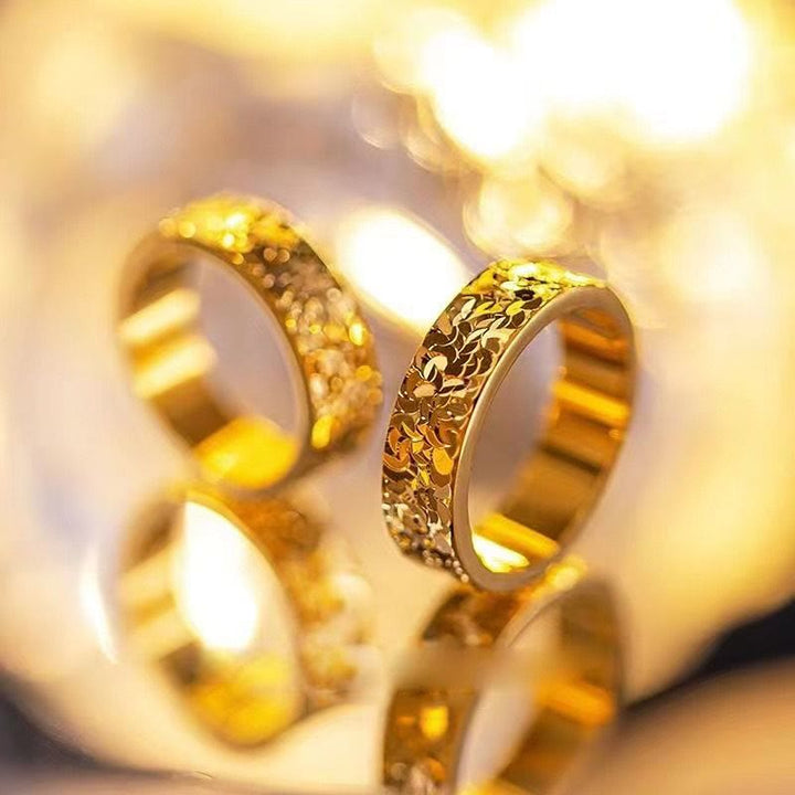 Bague en acier titane texturé effet glace pilée, anneau doré pour femme - image 0