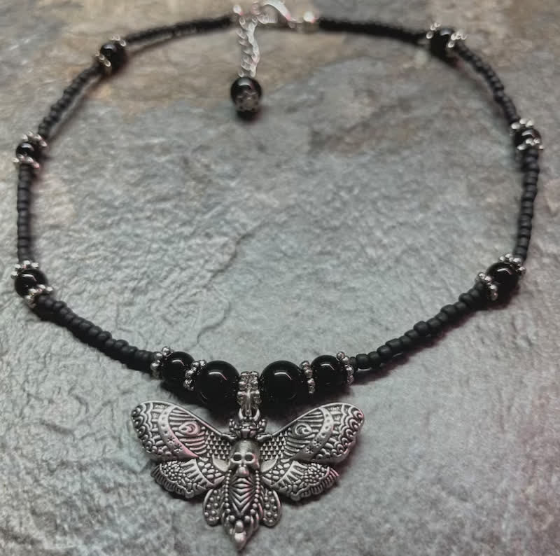 Collier ras du cou bohème gothique à perles et motif papillon tête de mort - image 1
