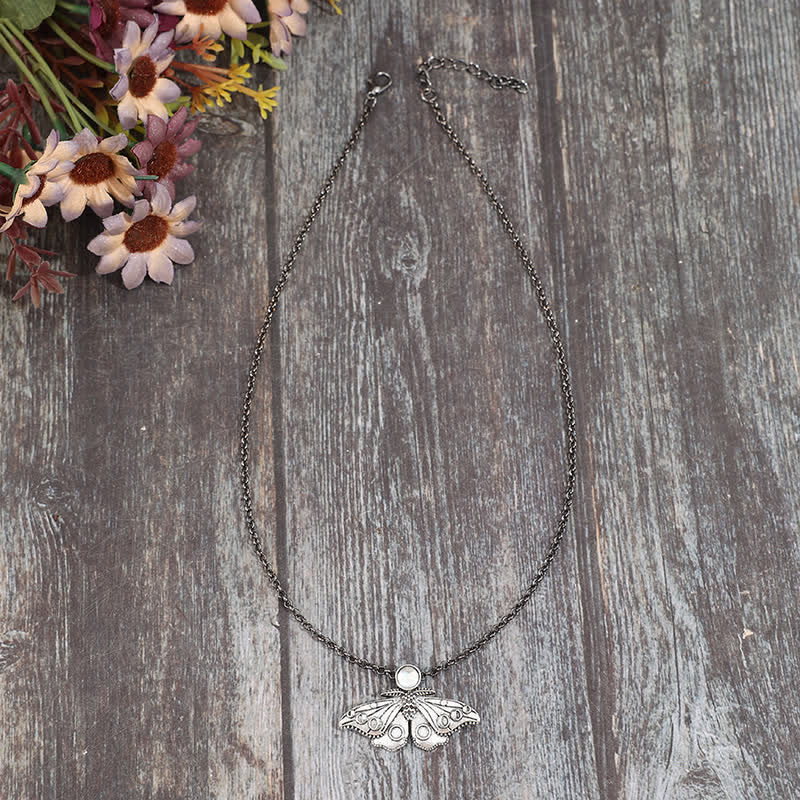 Collier pendentif papillon de nuit et phases de la lune - image 1
