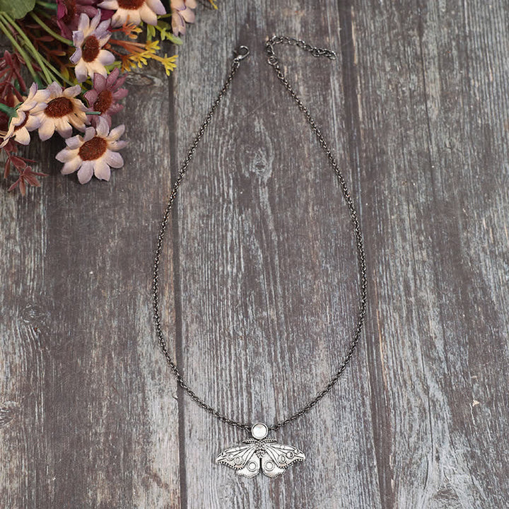 Collier pendentif papillon de nuit et phases de la lune - image 1
