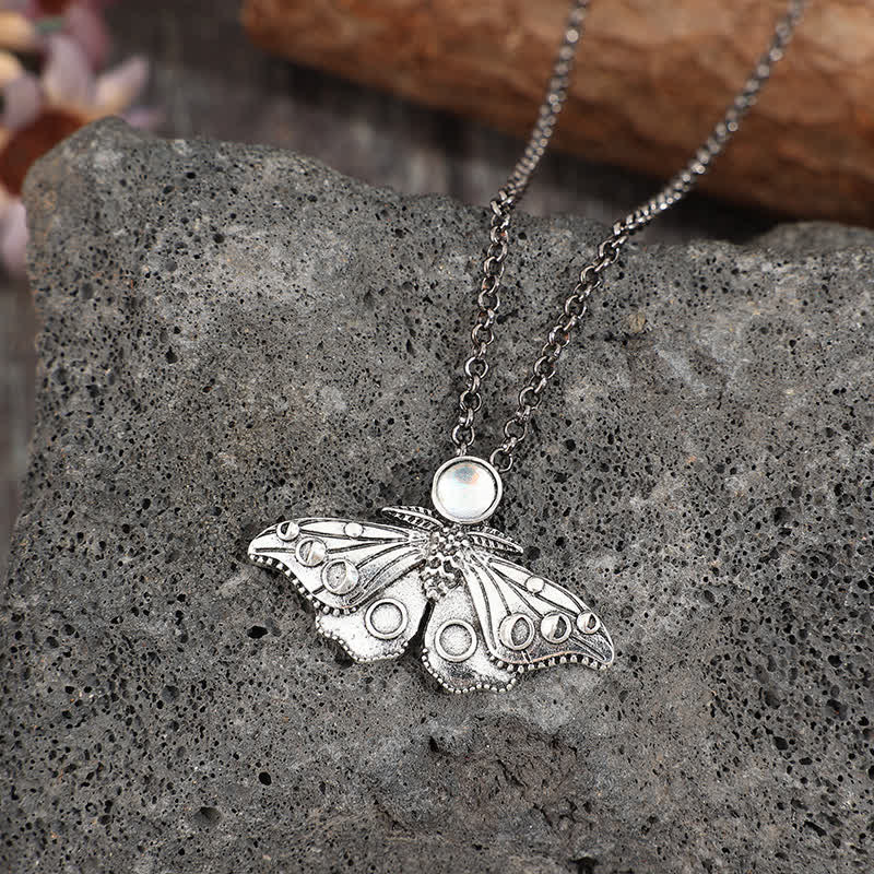 Collier pendentif papillon de nuit et phases de la lune - image 2