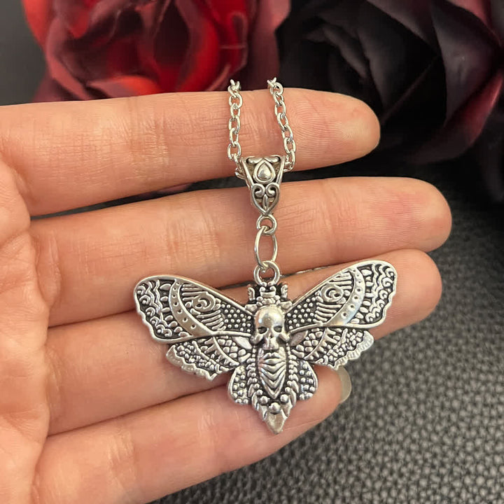 Collier pendentif crâne gothique et papillon de nuit « La Mort embrasse la Beauté » - image 2