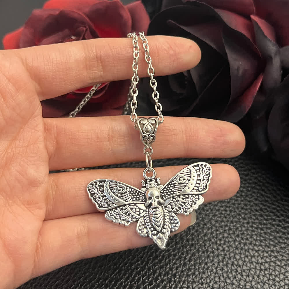 Collier pendentif crâne gothique et papillon de nuit « La Mort embrasse la Beauté » - Argent - image 0