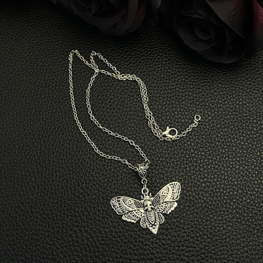 Collier pendentif crâne gothique et papillon de nuit « La Mort embrasse la Beauté » - image 1