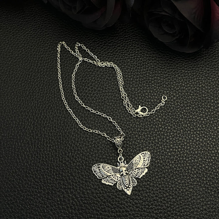 Collier pendentif crâne gothique et papillon de nuit « La Mort embrasse la Beauté » - image 1