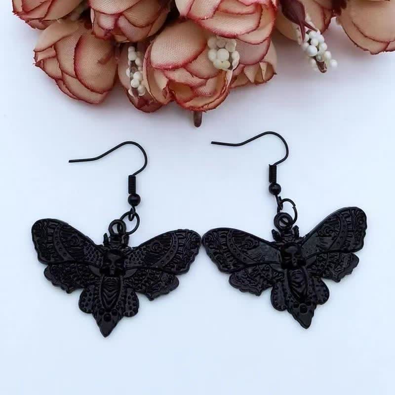 Boucles d'oreilles gothiques vintage envoûtantes, motif papillon de nuit et crâne - Noir - image 4