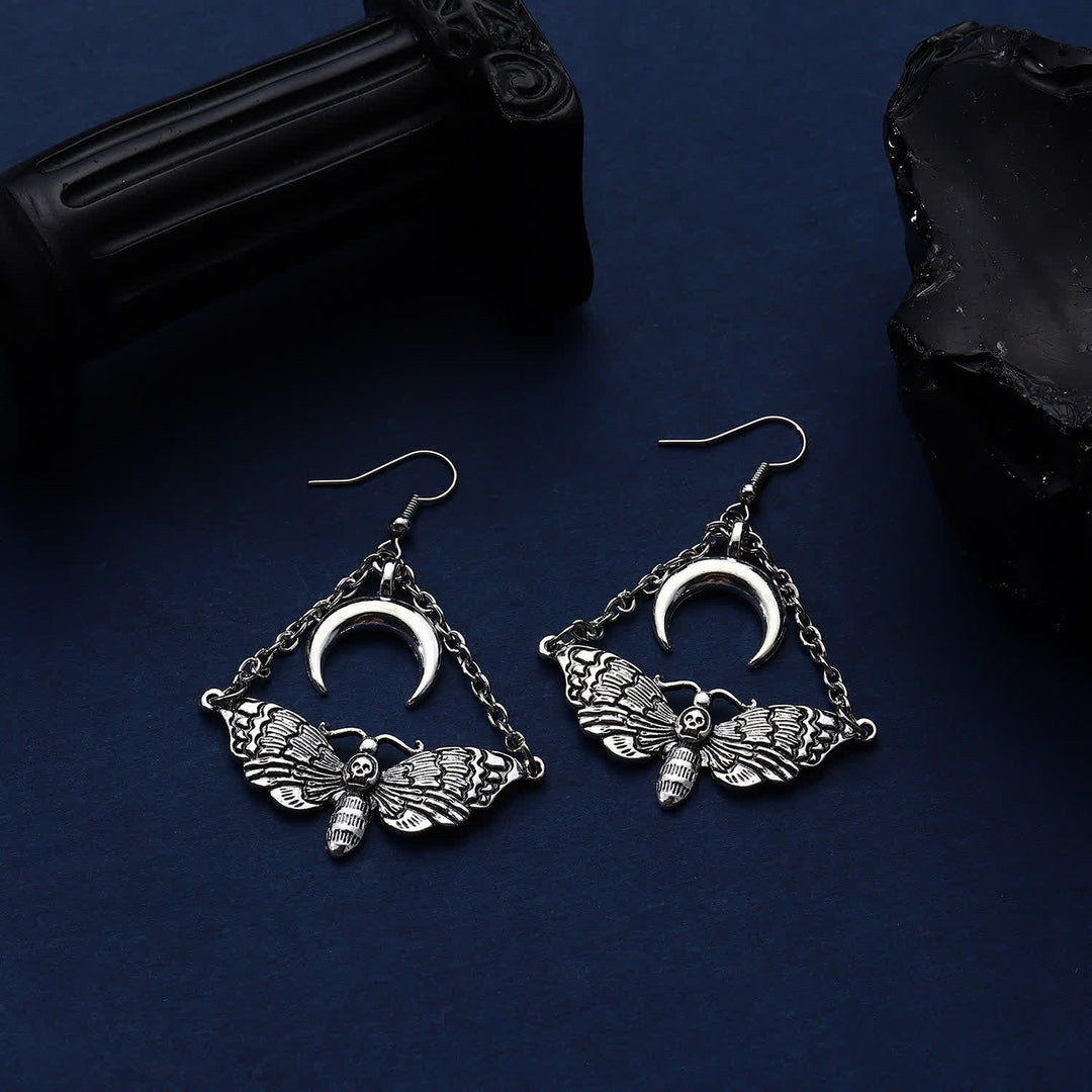 Boucles d'oreilles pendantes en forme de croissant de lune, motif papillon de nuit à l'esthétique sombre - Argent - image 0
