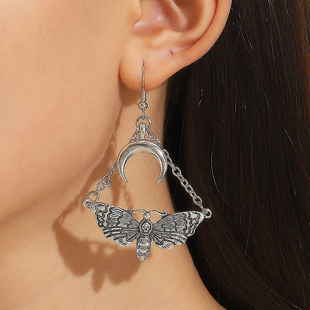 Boucles d'oreilles pendantes en forme de croissant de lune, motif papillon de nuit à l'esthétique sombre - image 6