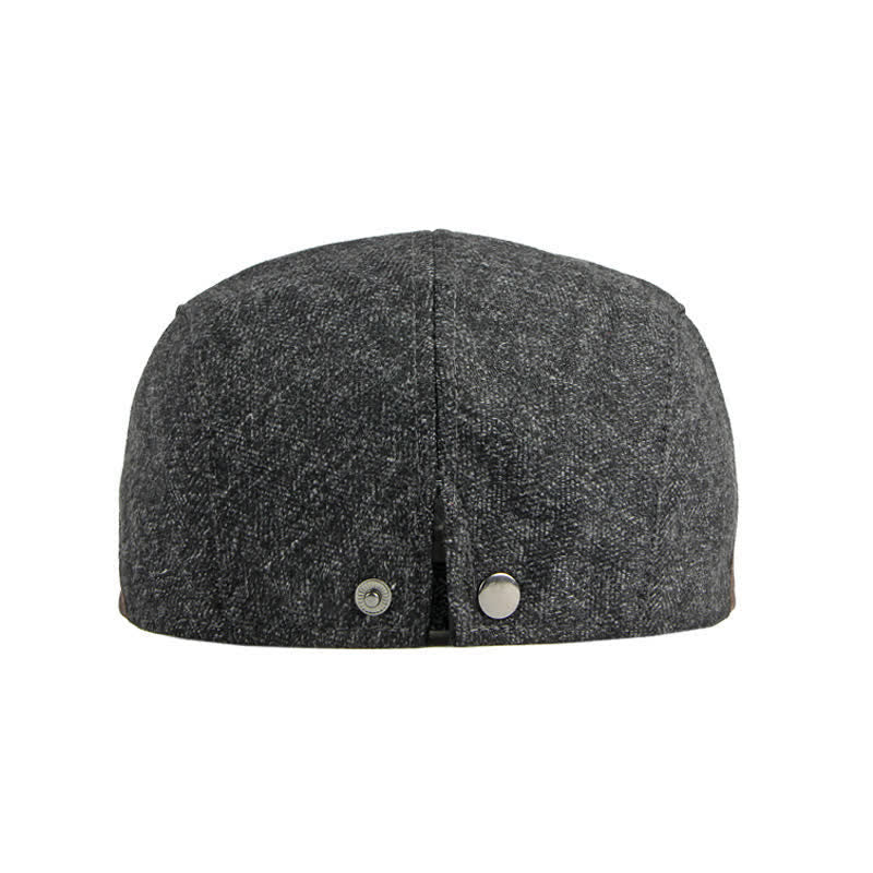 Béret plat chaud à chevrons discrets avec garniture en cuir - image 1