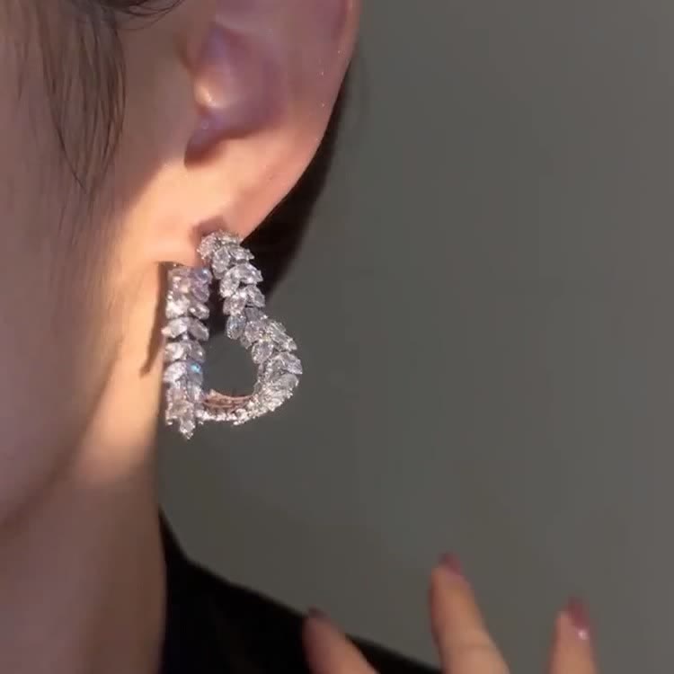 Boucles d'oreilles créoles en forme de cœur avec zircon et motif blé, sans fin - image 2