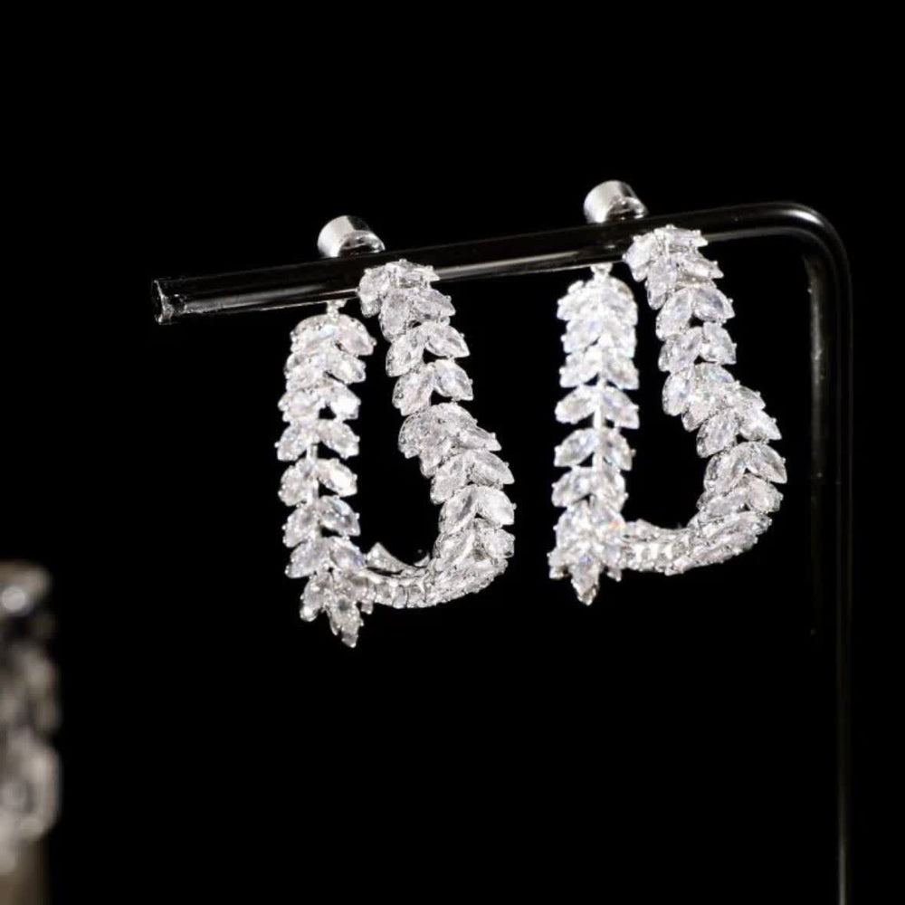 Boucles d'oreilles créoles en forme de cœur avec zircon et motif blé, sans fin - image 1