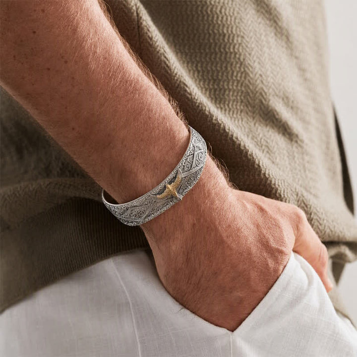 Bracelet manchette ouvert à gravure en volutes et aigle occidental - image 1