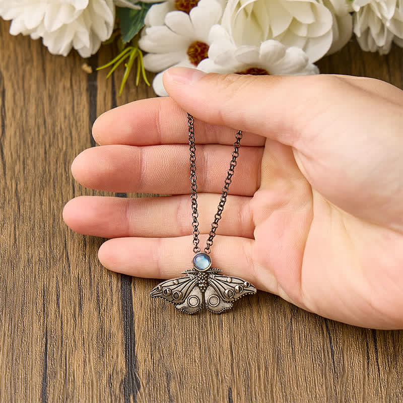 Collier pendentif papillon de nuit et phases de la lune - image 1
