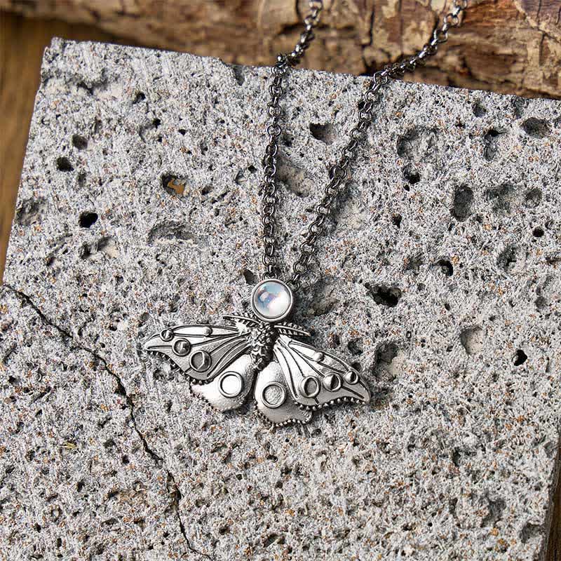 Collier pendentif papillon de nuit et phases de la lune - image 2